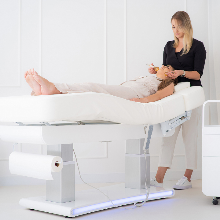 Łóżko kosmetyczne Prestia White w salonie kosmetycznym i SPA