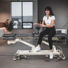 Stół rehabilitacyjny z elektryczną regulacją – korzyści, które zmienią twoją pracę