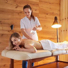 Olejek do masażu w pracy terapeutycznej – znaczenie poślizgu i kontroli chwytu
