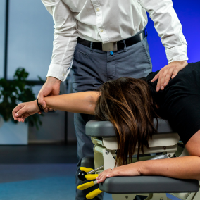 Stół rehabilitacyjny Upright Chiro Z7 – jak wykorzystać go w świecie chiropraktyki?
